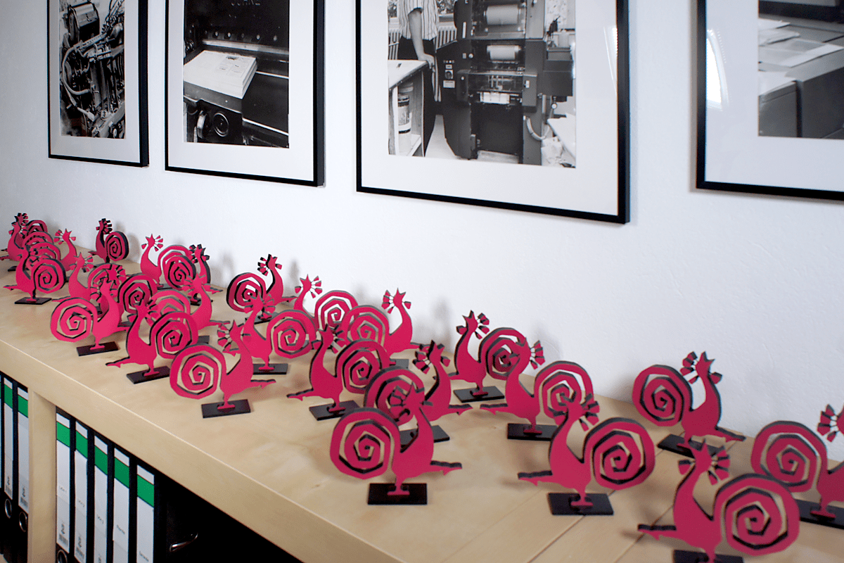 Firmenlogo in erzgebirgischer Holzkunst